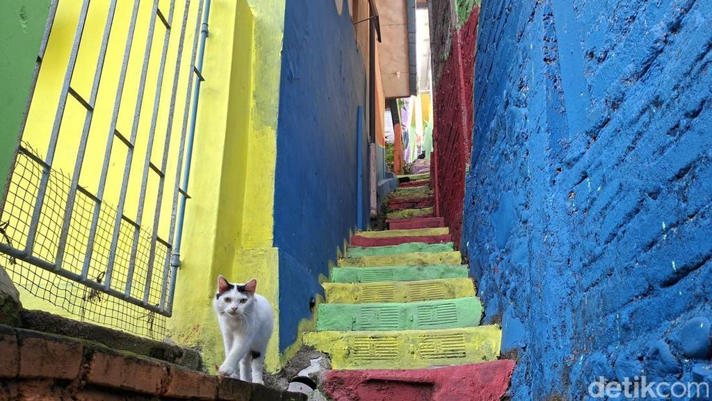 Revitalisasi kawasan menjadi Lembur Katumbiri dibuat agar kampung ini kembali diselimuti warna-warna cerah dan menarik minat wisatawan.